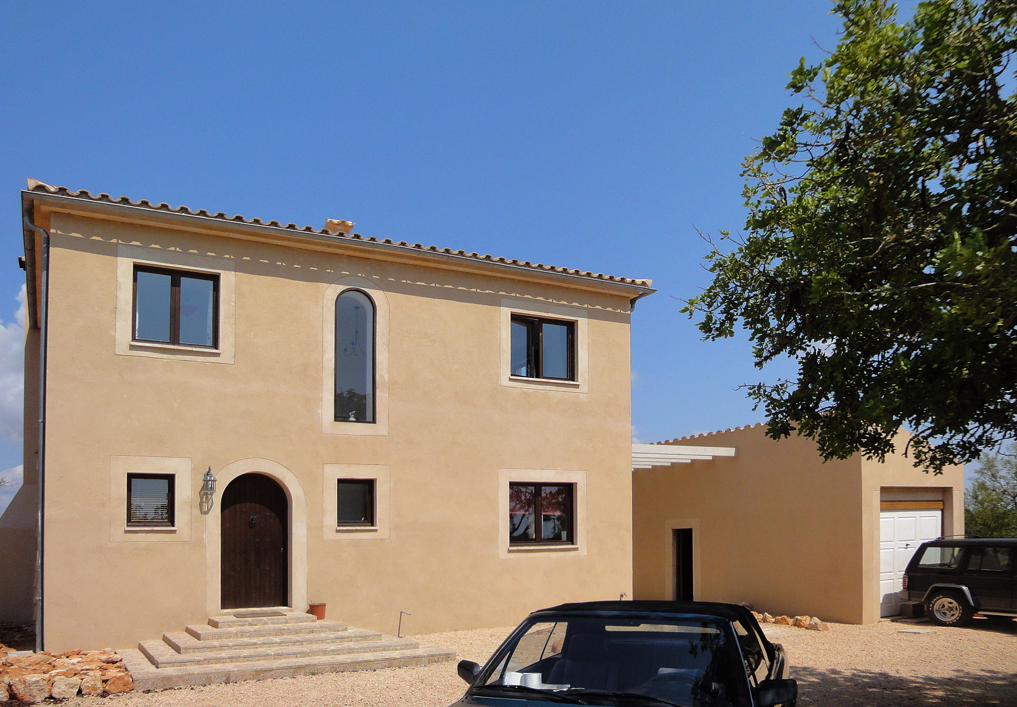 Entrance facade with forecourt